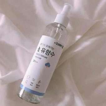 Xịt thơm quần áo Daiso Farbic Perfume 250ml - TÍM MÙI CÂY GỖ