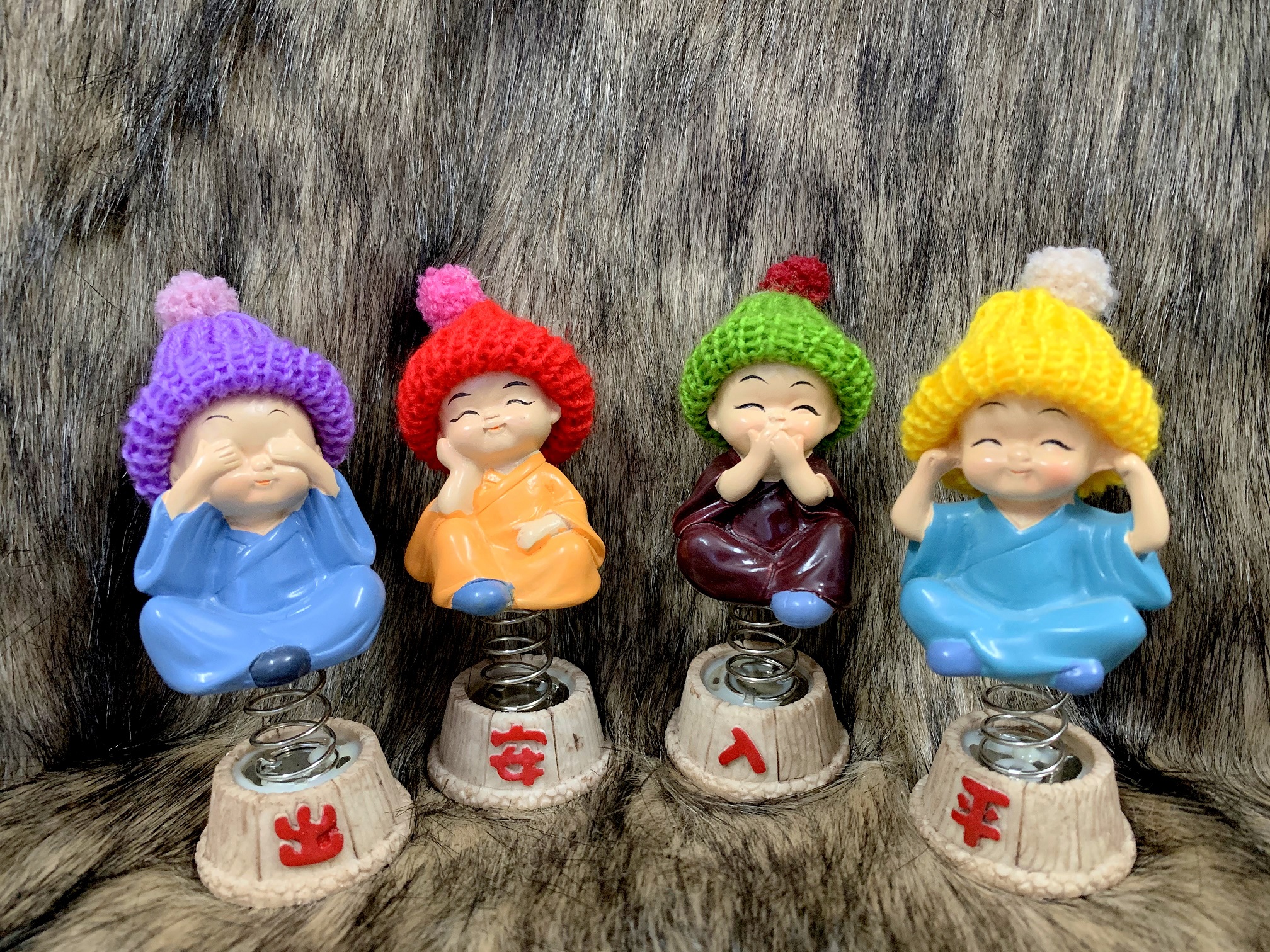 Bộ 4 tượng chú tiểu tứ không tọa đế lò xo đội nón len