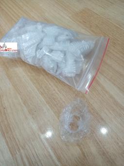 100 chụp tai dùng để nhuộm tóc bằng nhựa có thun ôm sát vành tai