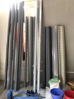 Thanh sắt lắp kệ sắt v lỗ, kệ trồng rau, chuồng chim: Dài 1m8