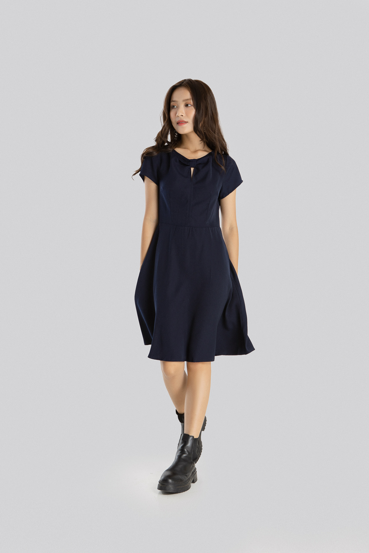 [NHẬP MÃ FALAZSOCIAL0830K GIẢM NGAY 30K] Đầm MAYBI kiểu xoắn nơ cổ xanh đen cotton thái