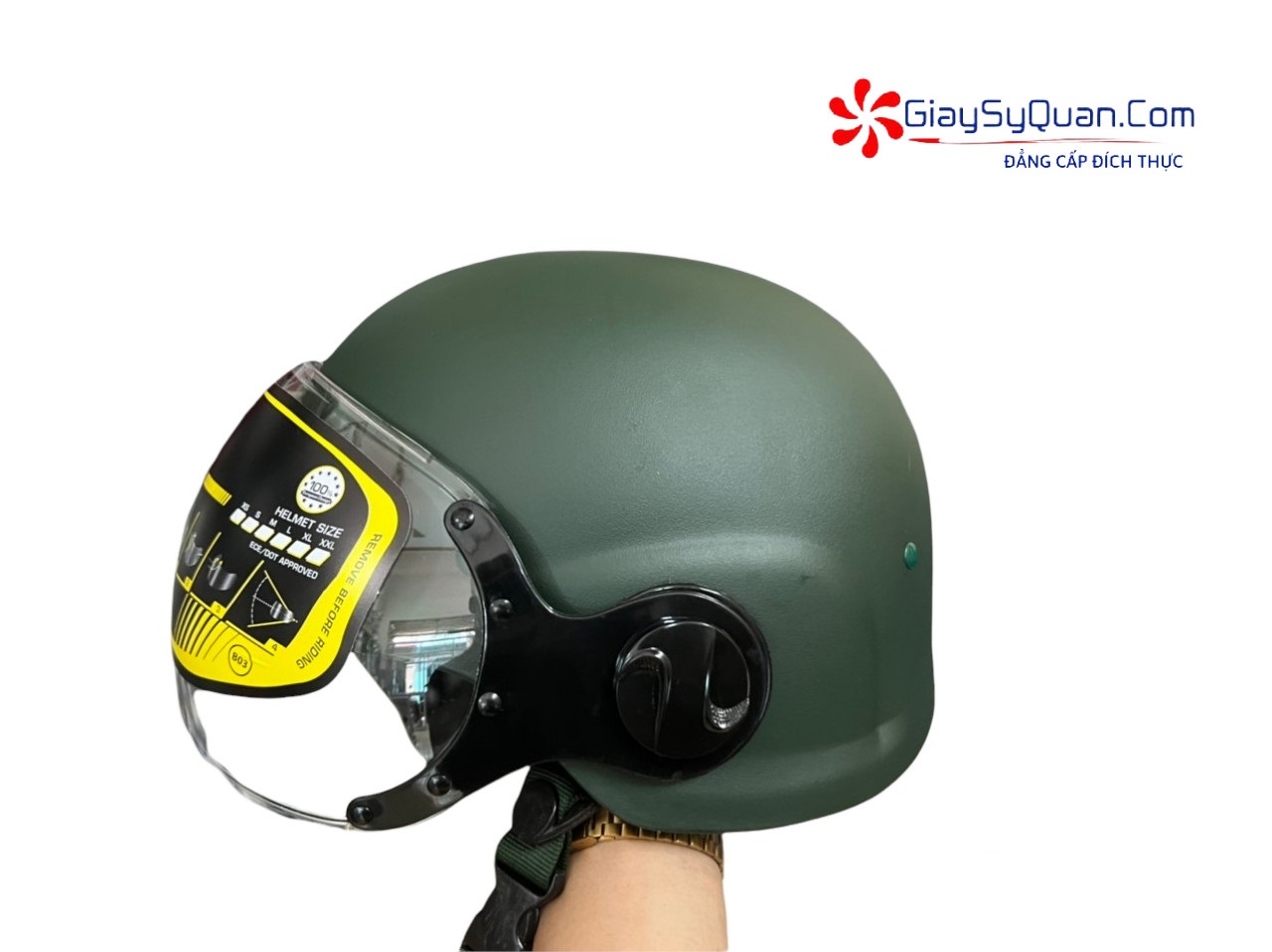 Mũ bảo hiểm màu xanh lá cây, có kính chắn gió