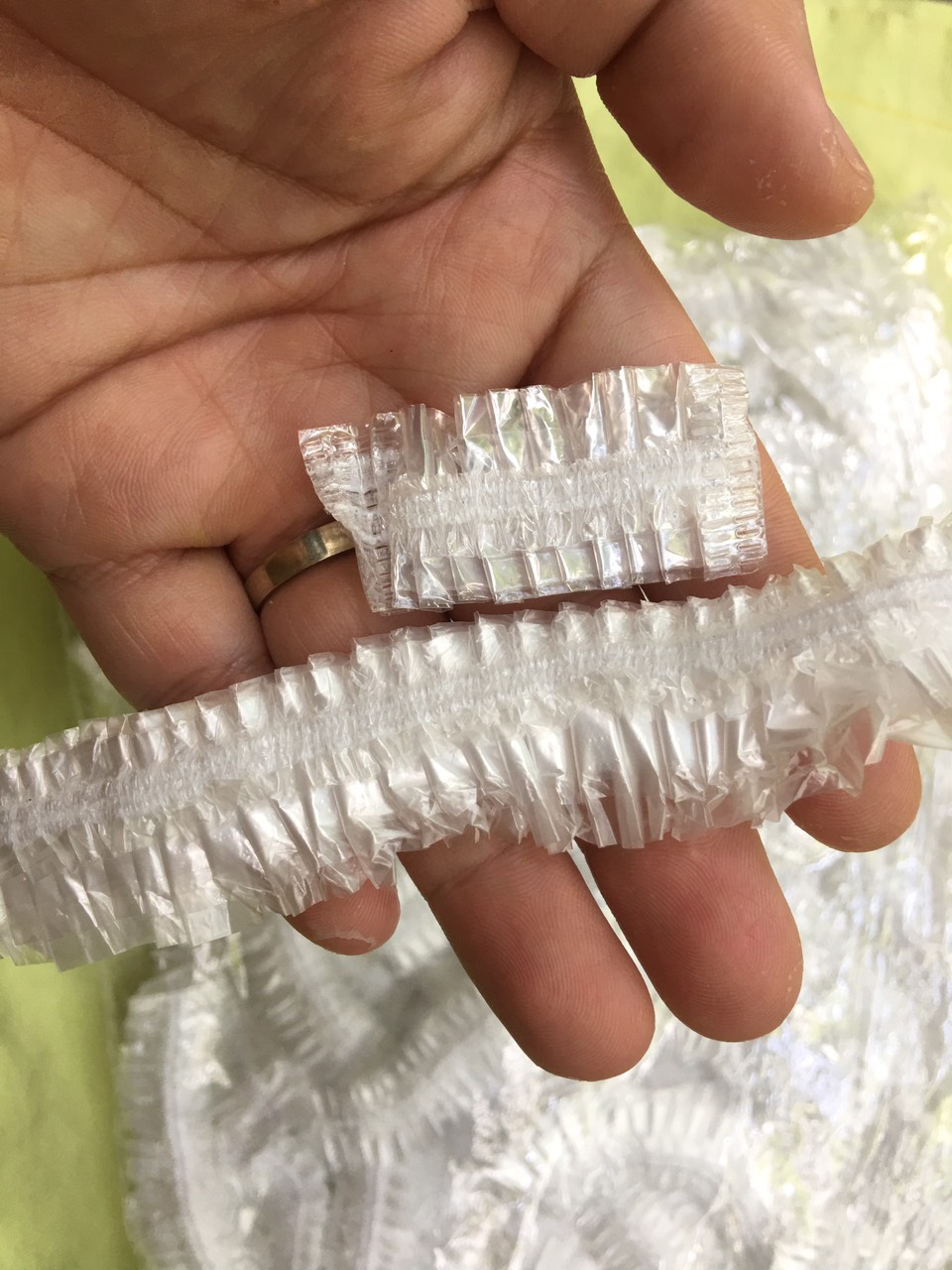 100 mũ nilong trùm đầu dùng một lần