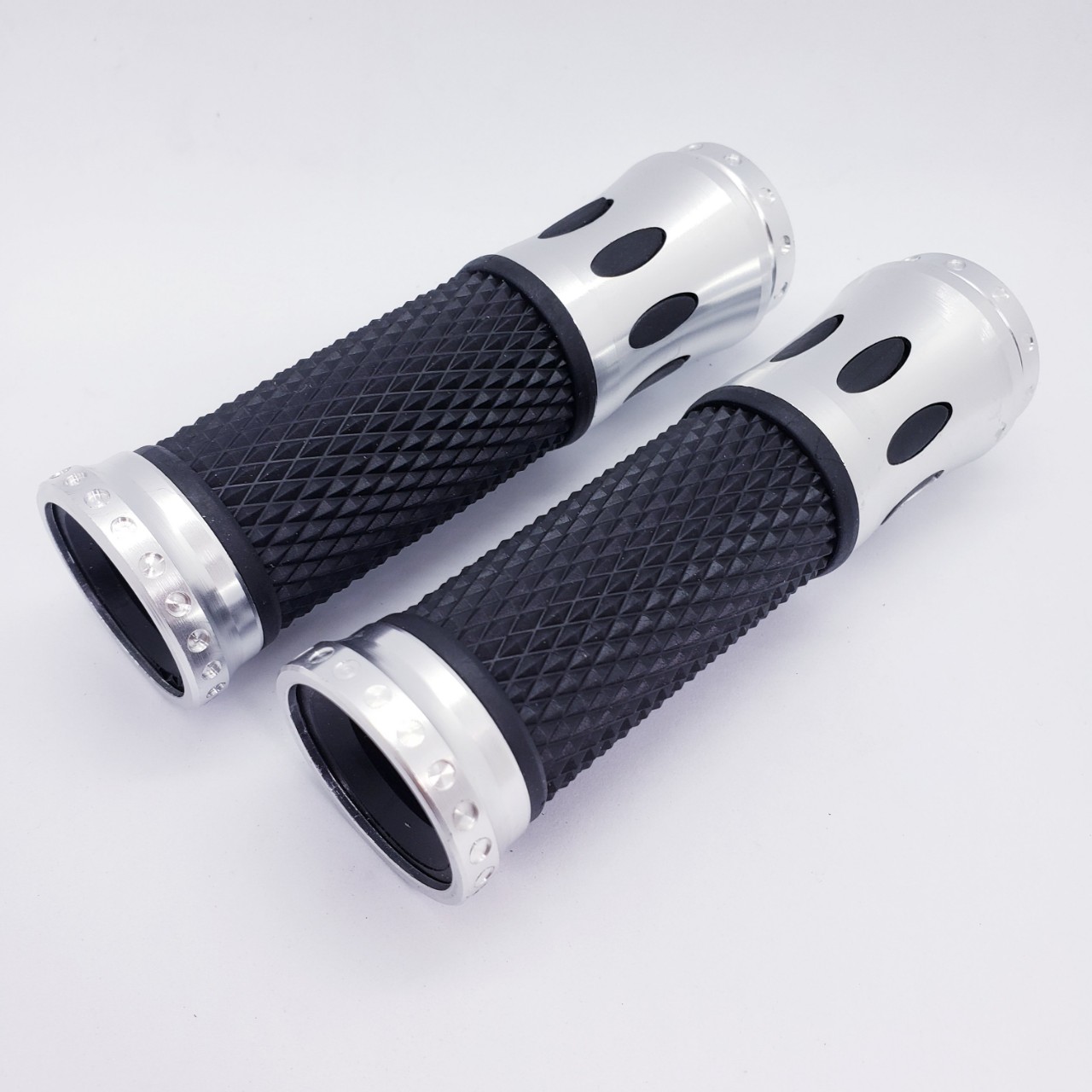 2 Bao tay cầm xe máy có gù nhôm cnc kiểu bông sen màu bạc cao cấp gắn nhiều dòng xe máy