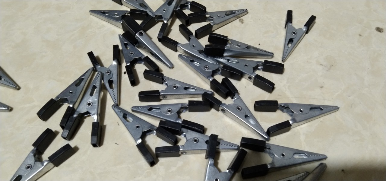 1 cái kẹp lồng chim, khóa tránh chim bay ra ngoài