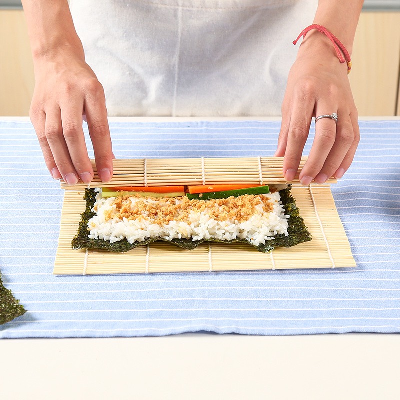 Dụng Cụ Cuộn Sushi Bằng Gỗ/ Mành Cuộn Sushi Bằng Tre/ Mành Tre Cuộn Cơm Kimbap Sushi Hàn Quốc/ Mành Tre Cuộn Cơm Rong Biển Kimbap Cuốn Sushi/ Màn Tre Cuộn Cơm Hàn Quốc/ Mành Cuốn Kimbap