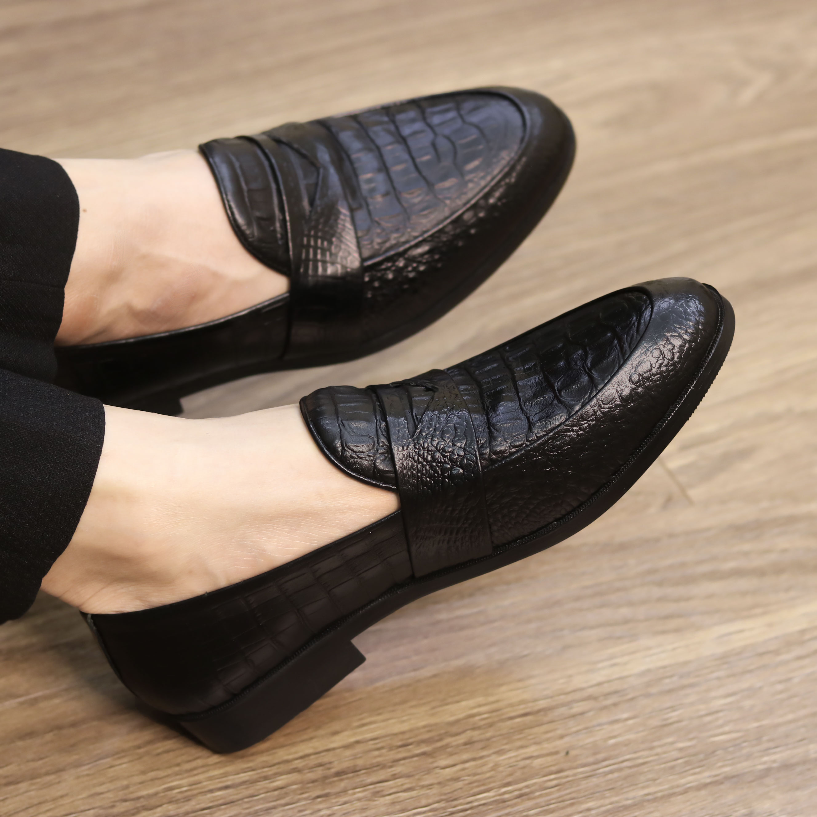 Giày Lười Da Nam Dập Vân Giả Cá Sấu Đế Cao Su Non Có Khâu Đế Mã X091 Hàng Việt Nam ( Đen)