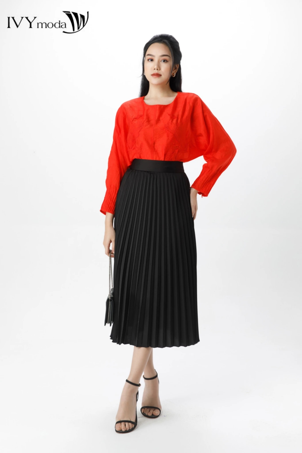 Áo sơ mi lụa thêu nổi ivy moda ms 17m7071