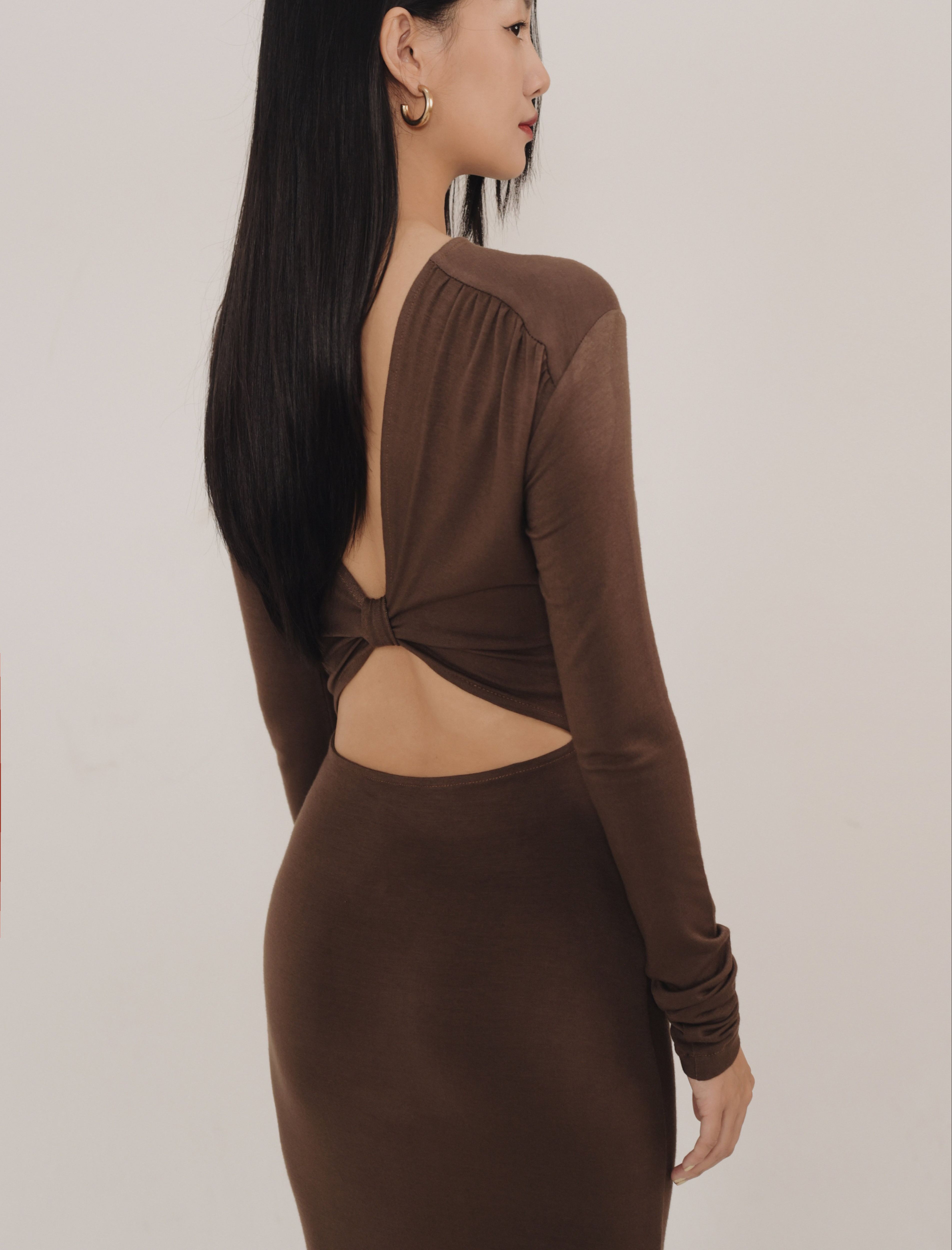 Đầm cotton dài tay hở lưng màu nâu - Kiều Dress by Ther Design