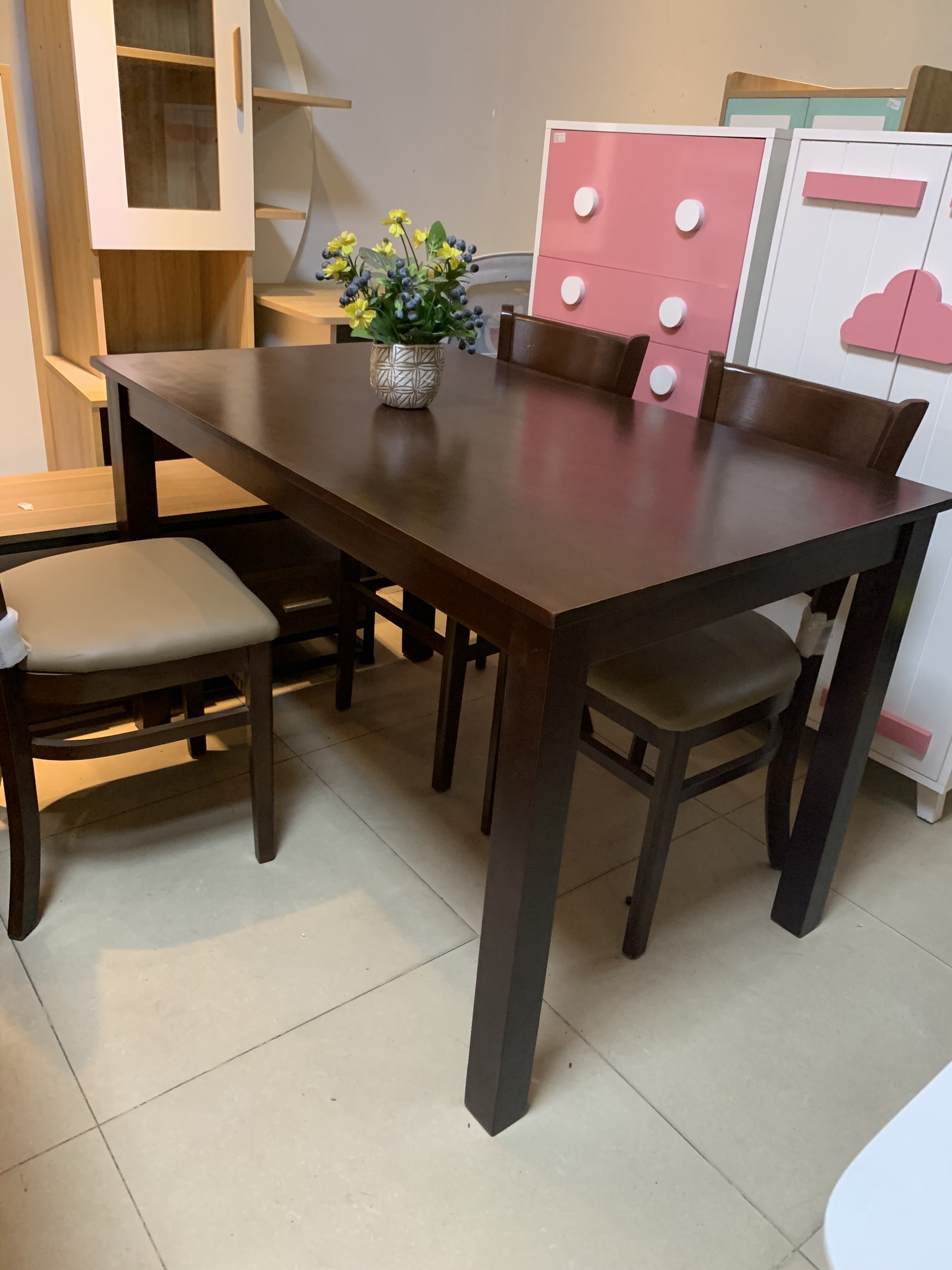Bàn ăn Cabin 1m2 sơn màu nâu
