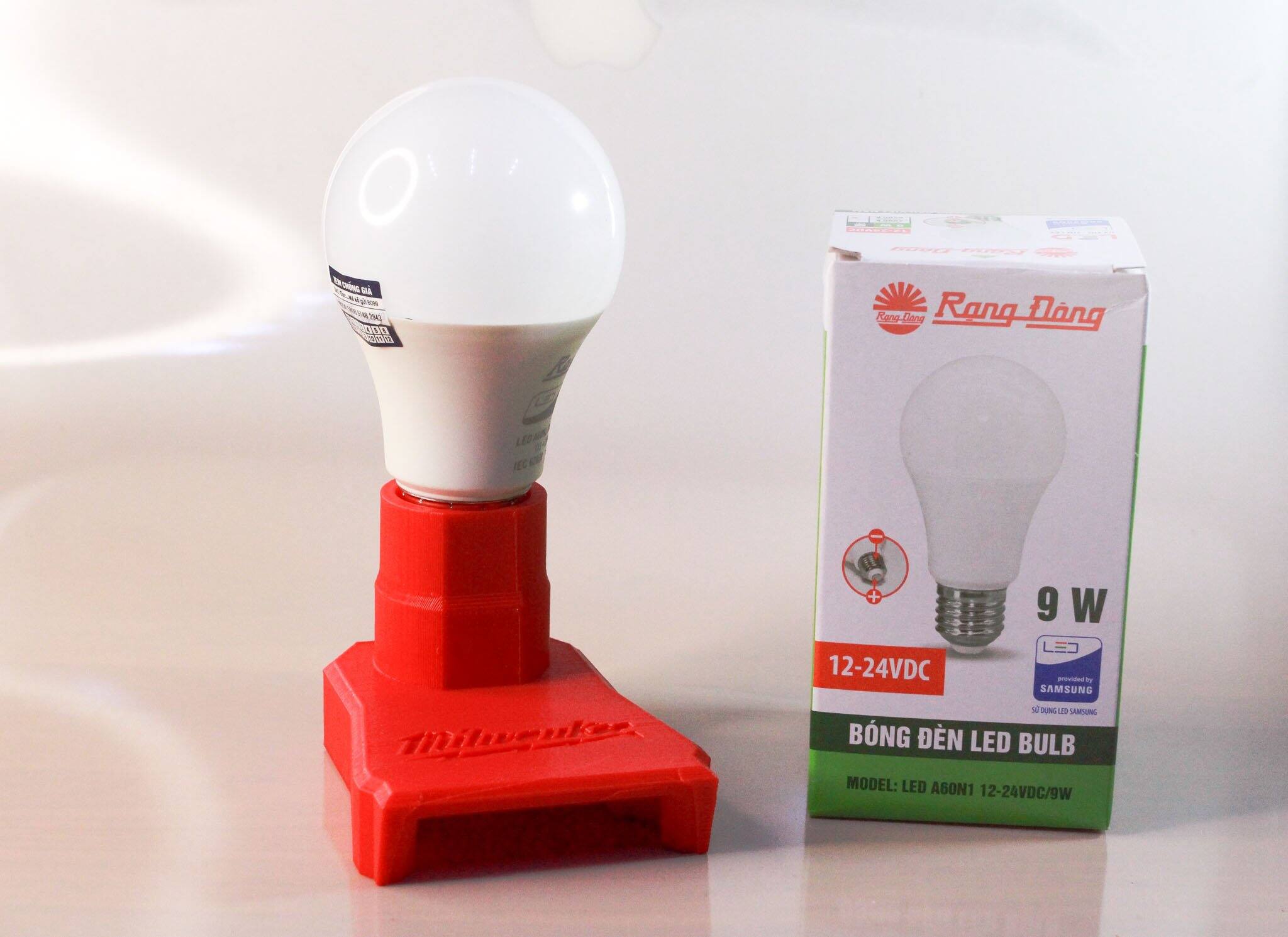 Đế đèn led pin milwaukee 18v - ngàm đế đèn led thắp sáng chân pin máy milwuakee 18v