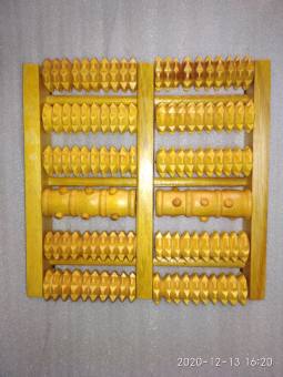 Dụng cụ massage chân bằng gỗ.