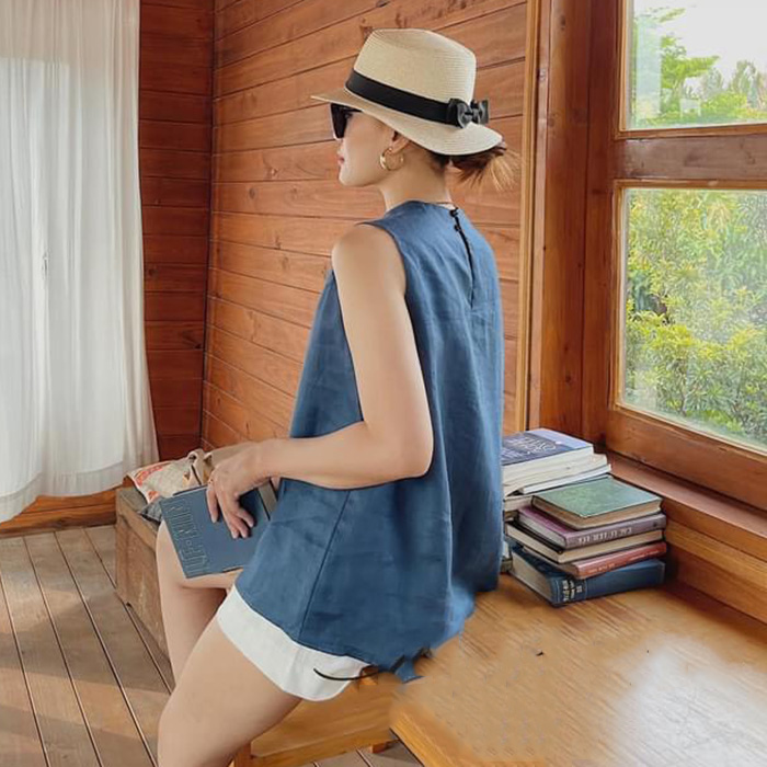 Set bộ linen sát nách màu xanh đá trẻ trung chất vải linen mềm mát thích hợp du lịch dã ngoại (Áo xanh-Quần trắng)