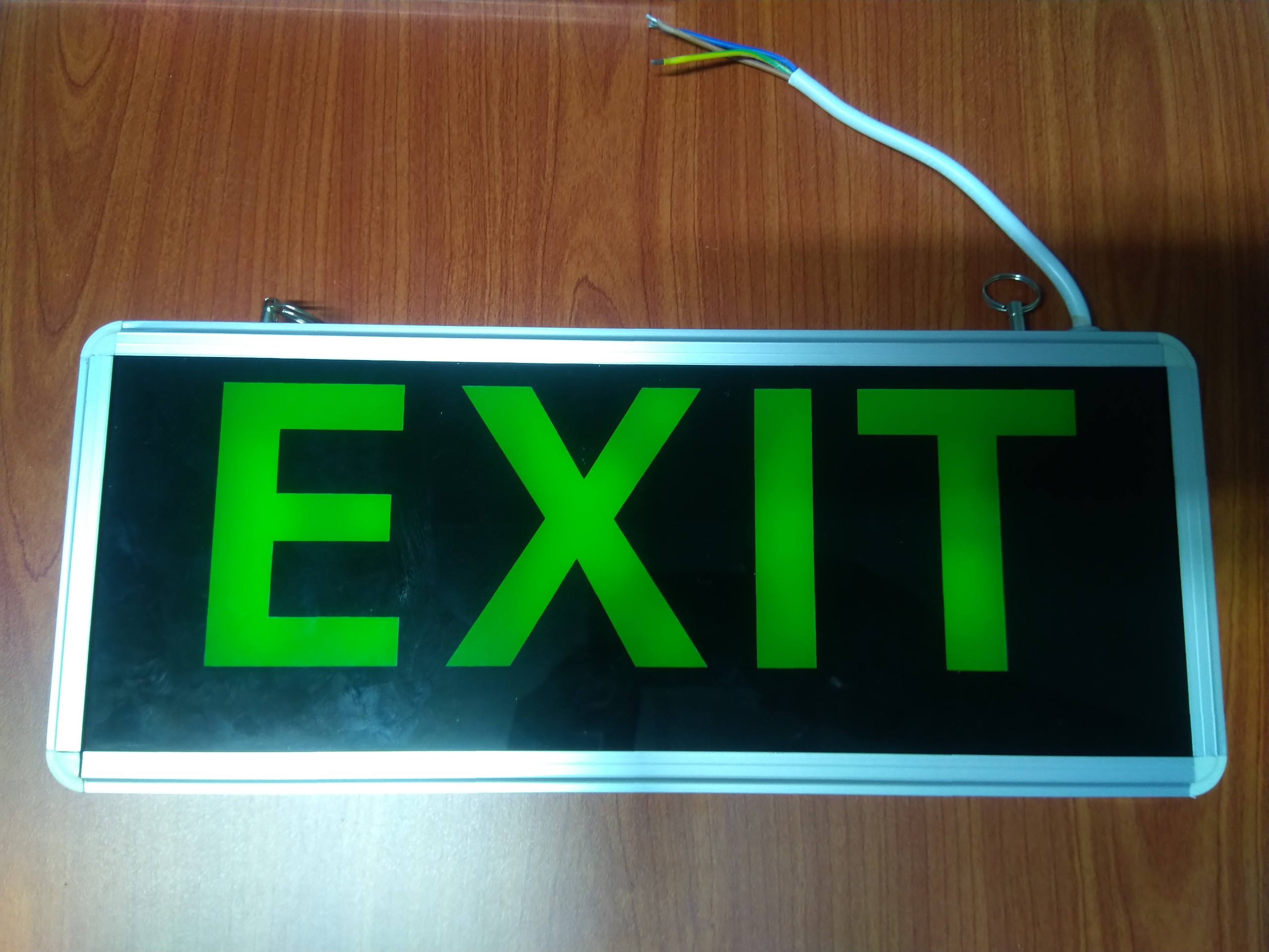Đèn exit , công suất 3W, gồm 4 loại đèn exit thường, đèn exit lối thoát, đèn exit mũi tên xuống, đèn exit mũi tên ngang, bền, thông dụng