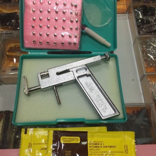 Hộp dụng cụ bấm lỗ tai ( máy kim loại )