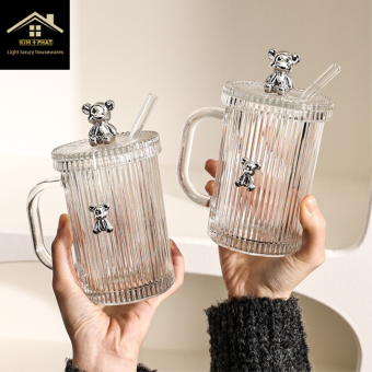 Cốc thuỷ tinh decor chịu nhiệt đính chú gấu Bearbrick có nắp và ống hút thuỷ tinh ~400ml, ly thuỷ tinh cute dễ thương