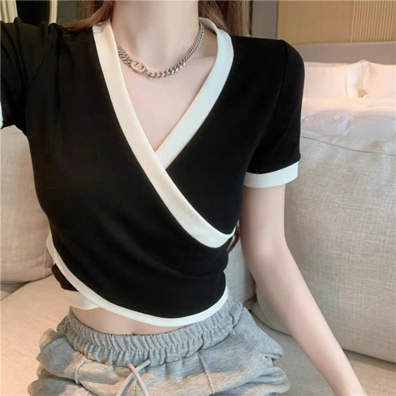 Áo thun nữ phối viền đen trắng cổ V chất thun bozip dày dặn