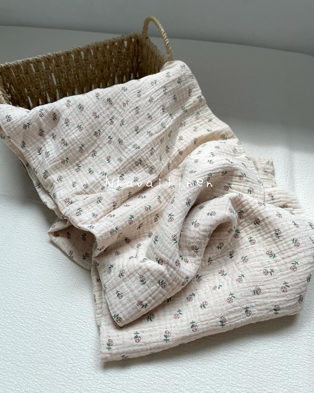 Vải họa tiết muslin hoa viền đỏ nền be