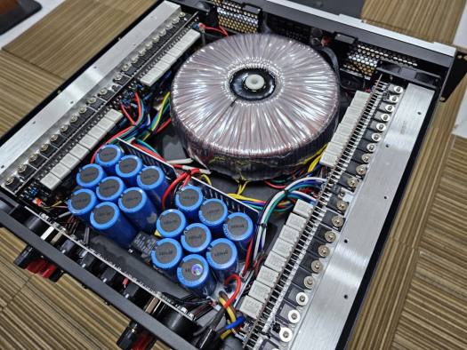 Đẩy 4 kênh BW K80 plus nguồn khủng 1000w/kênh có chống chập dây loa