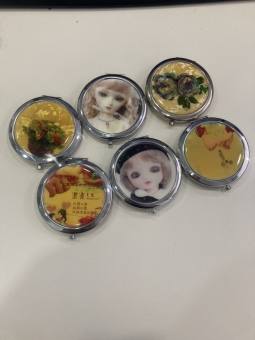 Gương Trang Điểm Mini Bỏ Túi Hình Tròn In Hoa Hai Mặt