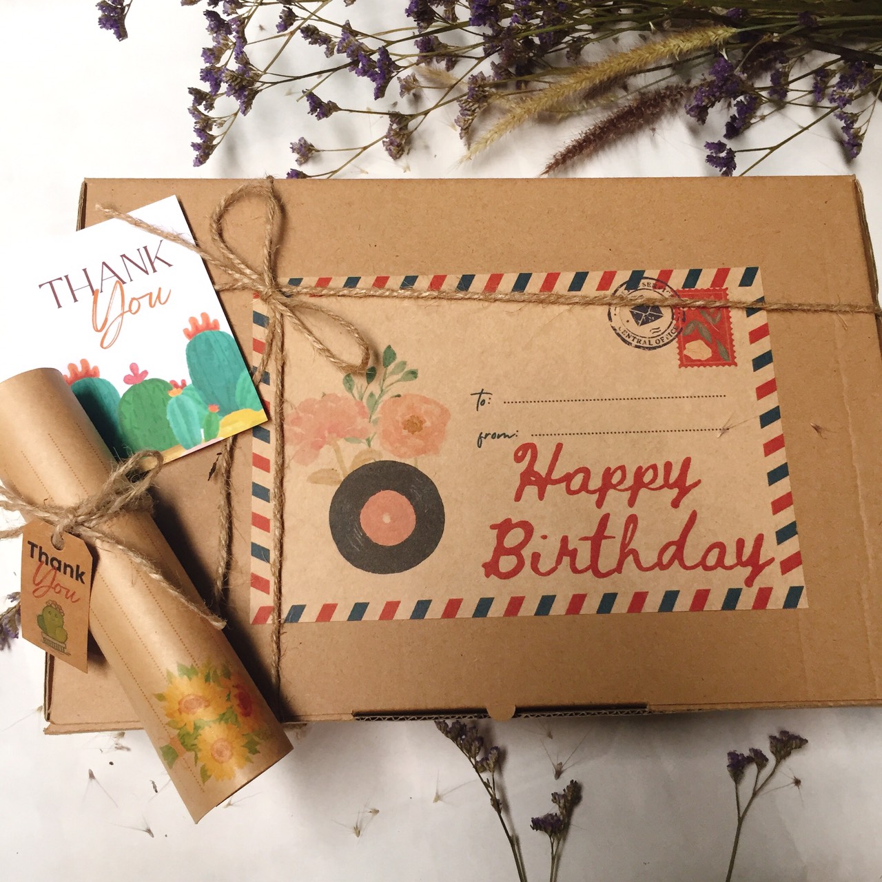 Hộp quà Happy Birthday #2 nắp gài (tag+thiệp+thư+rơm+dây) 30x20x7.5 cm