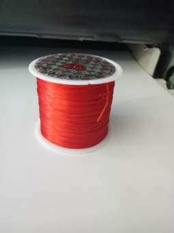 Dây chun màu đỏ xâu vòng