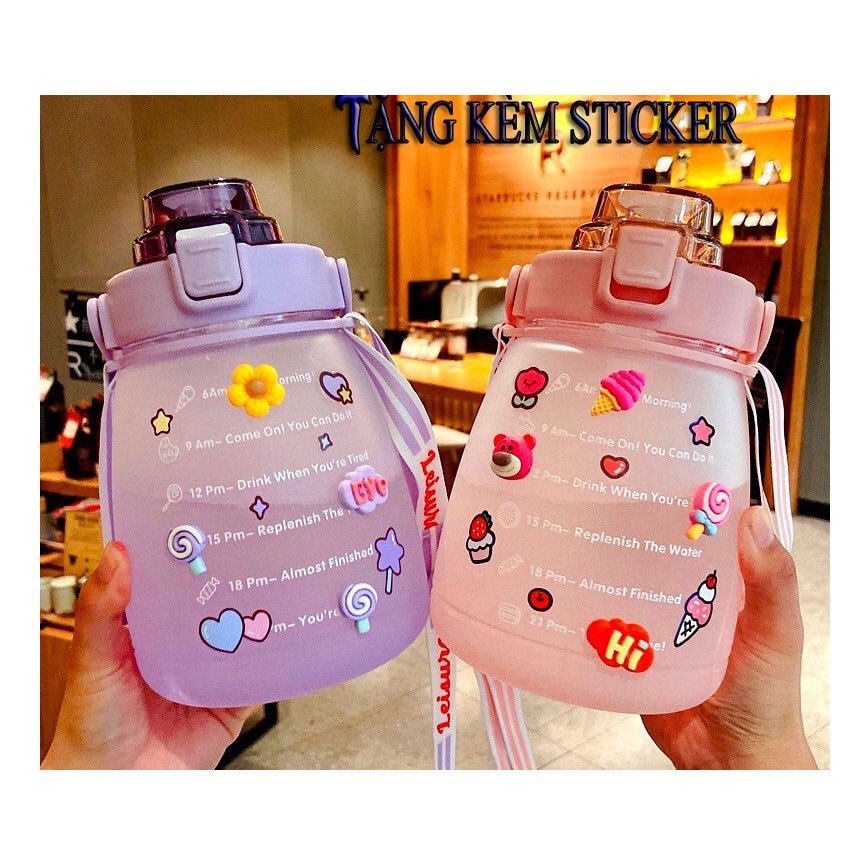 Bình đựng nước có vạch báo giờ uống nước 1300ml, Bình nước có ống hút khi bật nắp, có quai xách và dây đeo