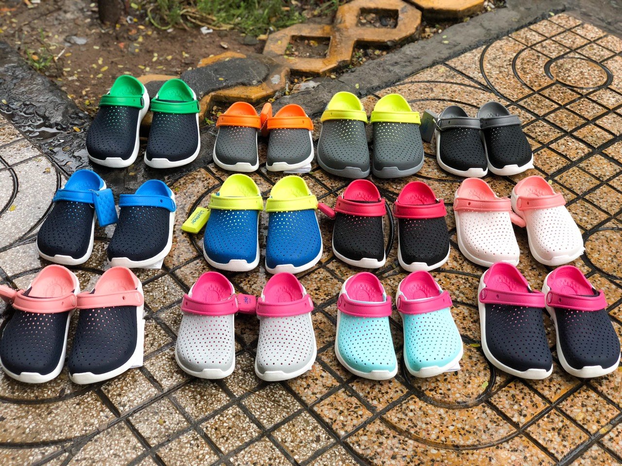 Giày dép sục literide clog crocs trẻ em chính hãng size 27 đến 35 - tặng 4 jibbizt - sấu vui vẻ