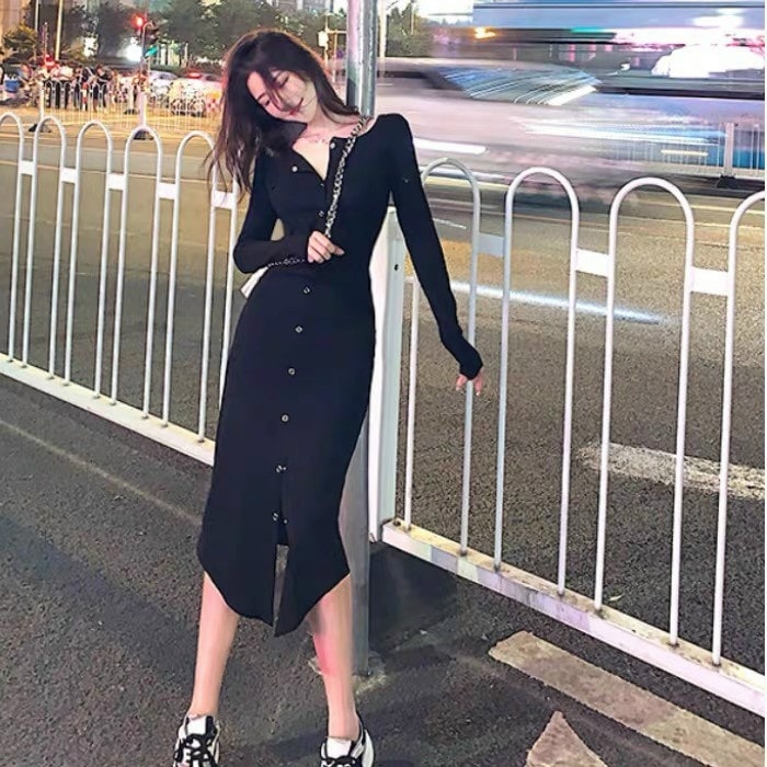 Đầm midi body đen tay dài phối nút nàng closet