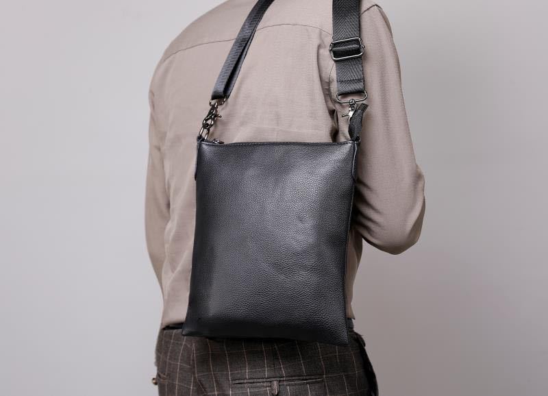 Túi đeo da bò cao cấp - da bò thật 100% mầu đen cực sang trọng - Đơn giản, gọn, nhẹ dễ dàng di chuyển TC70 thatchatstore