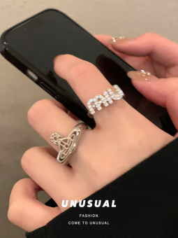 Vivienne Westwood Saturn Nhẫn hở chéo với lớp phủ điều chỉnh và cảm giác tiên tiến