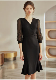 Đầm đen đuôi cá phối tay voan dài cổ chữ V