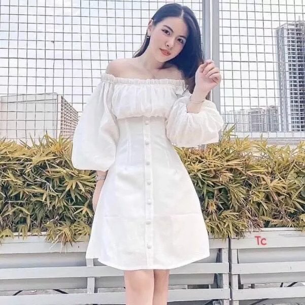 Váy chữ A trễ vai cúc dọc Chất von lụa cực mềm đẹp loại 1. Lên fom chuẩn ảnh, xinh lắm nhé May 2 lớp nên ko lộ nha, ct