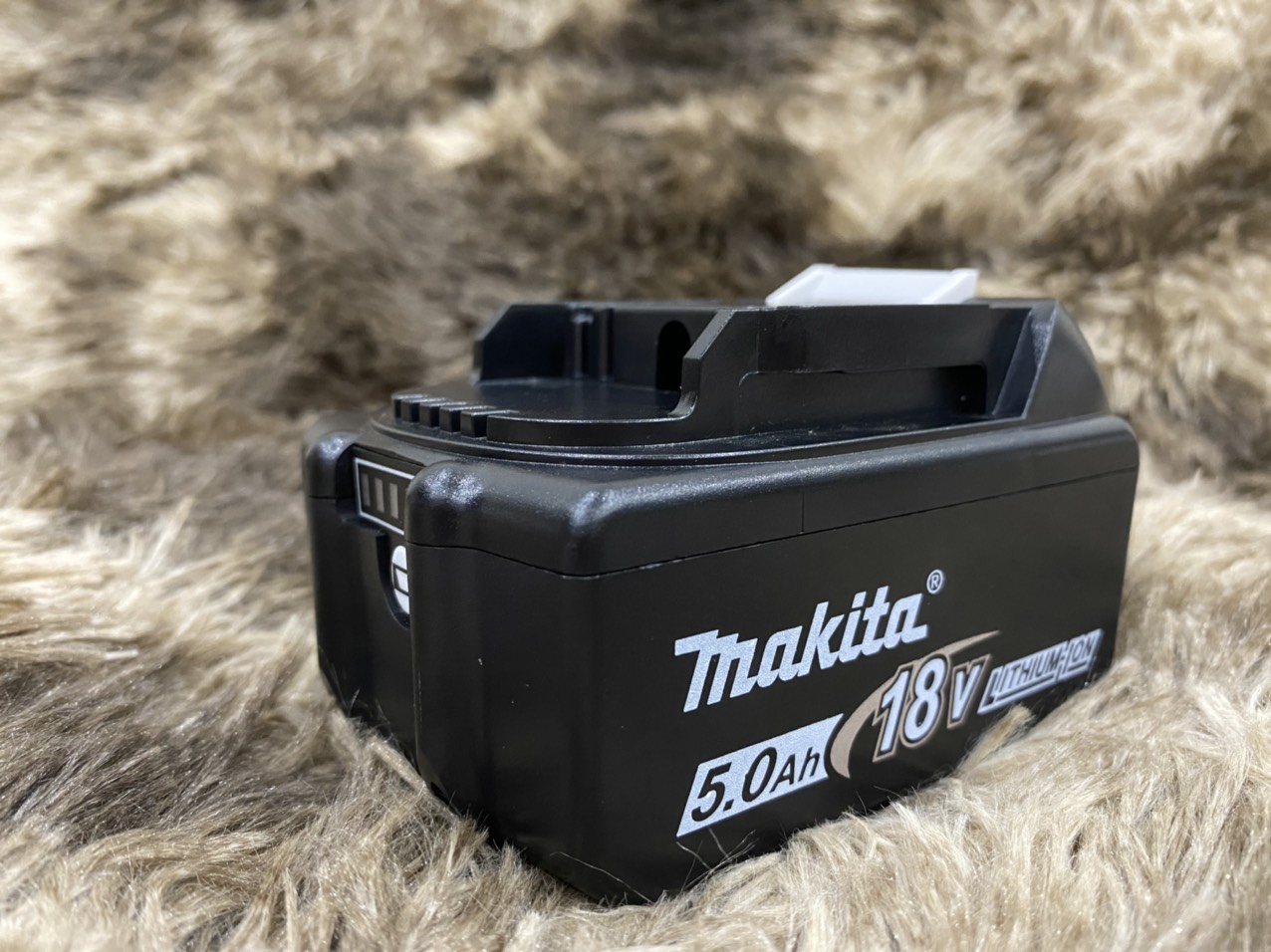 Vỏ Makita sạc adapter 18v 5s 2p có báo pin, tem đáy, thay thế loại vỏ nhận zin.