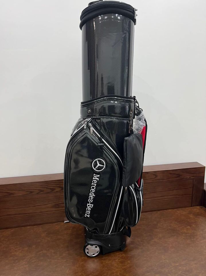 Túi gậy golf mercedes cover nắp cứng tiện lợi khi đi máy bay, chất liệu da bóng chống nước tốt, có bánh xe, tay kéo chắc chắn, tặng kèm khóa số an toàn