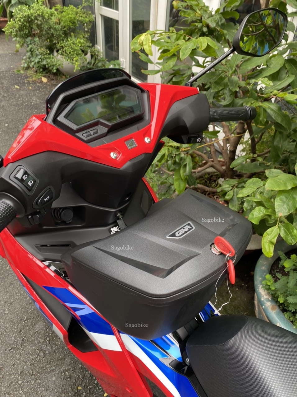 Thùng giữa winner x v3, thùng givi g12n kèm bát gắn winner x 2022.