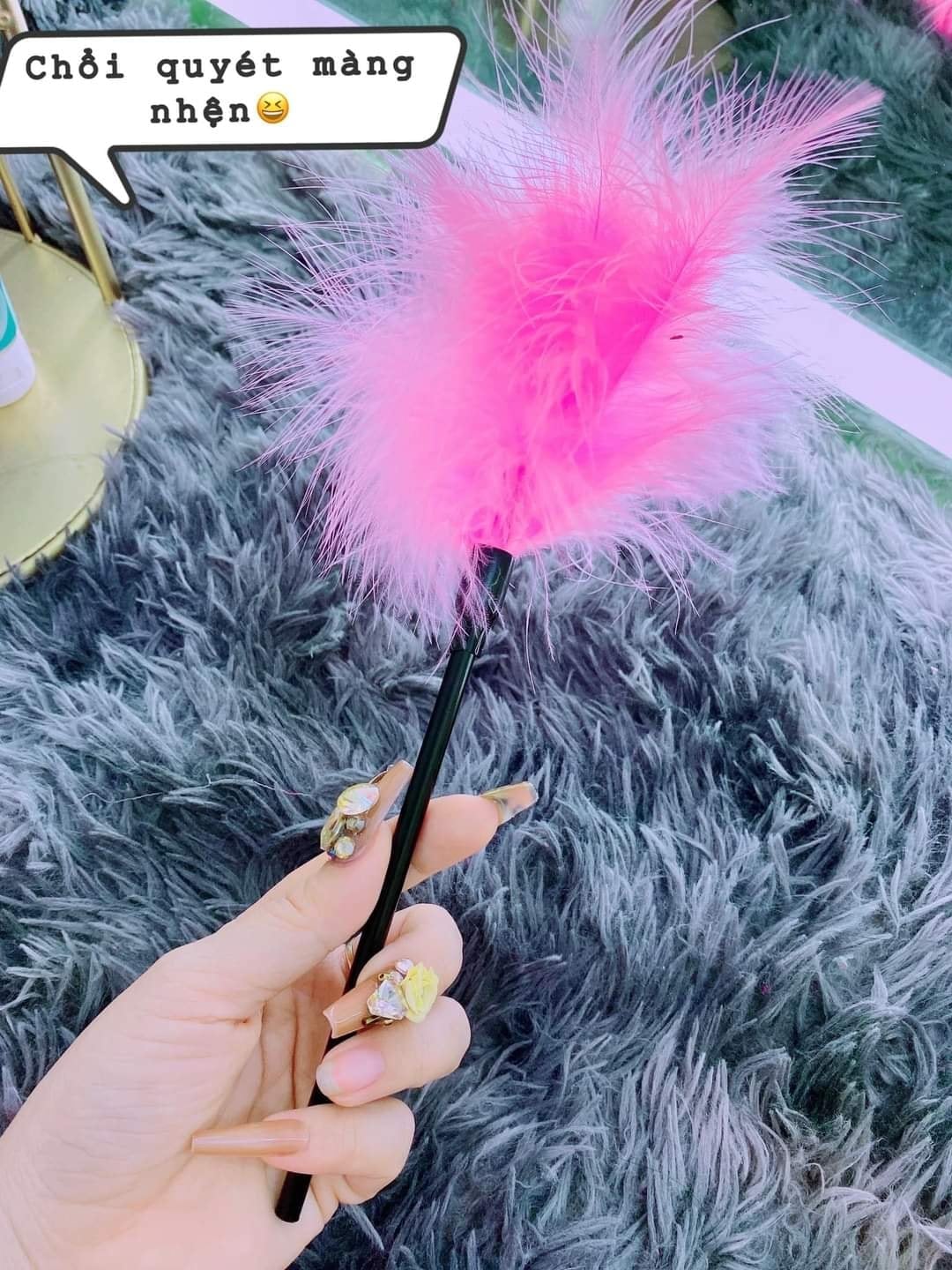 Chổi lông vũ cosplay cao cấp màu đen