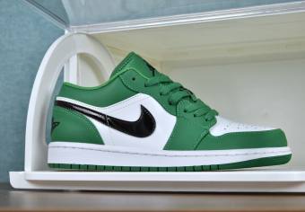 [GIVING SOCKS] NIKE AIR JORDAN 1 LOW UNISEX SNEAKERS