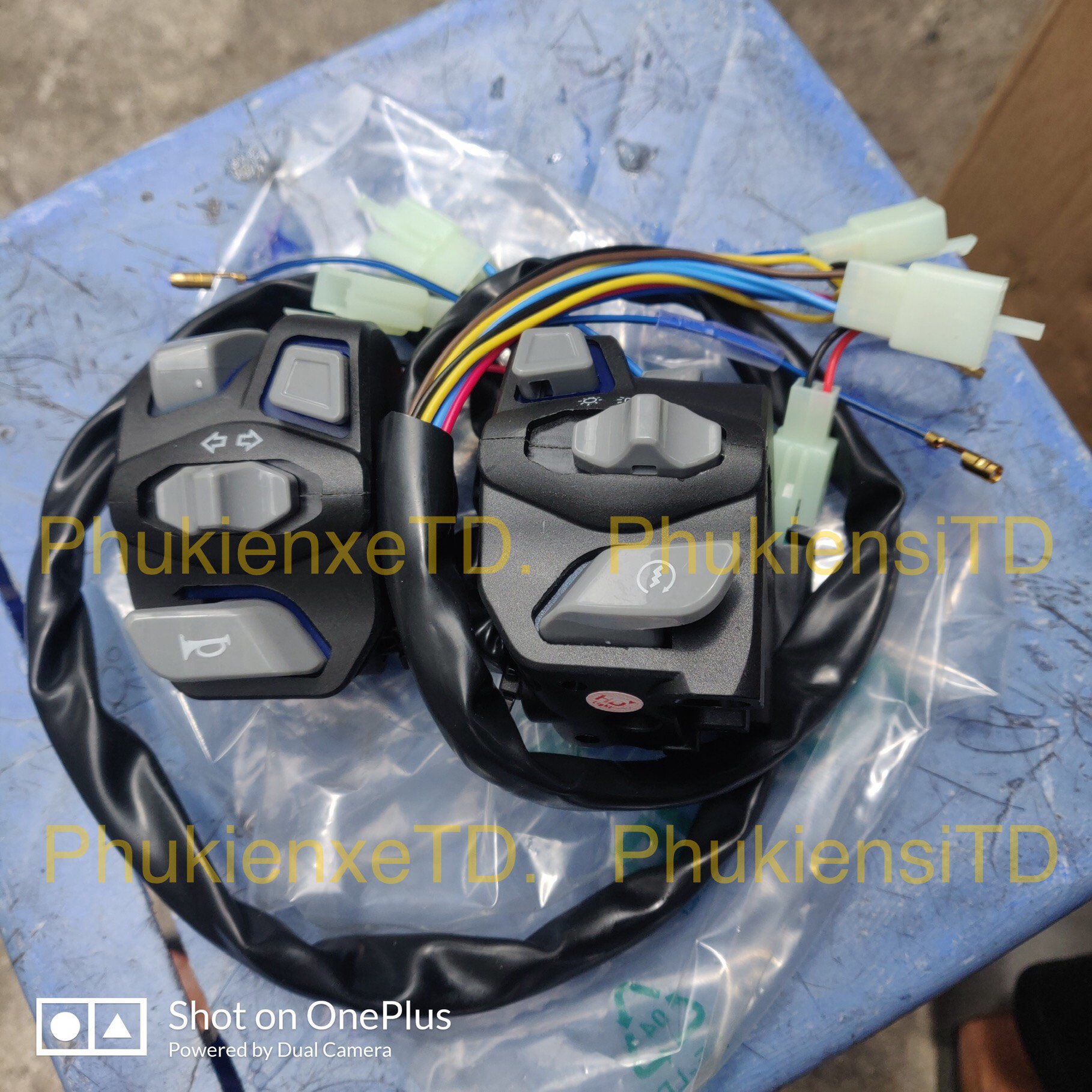 Cùm tay đèn Domino gắn mọi dòng xe ga & xe số