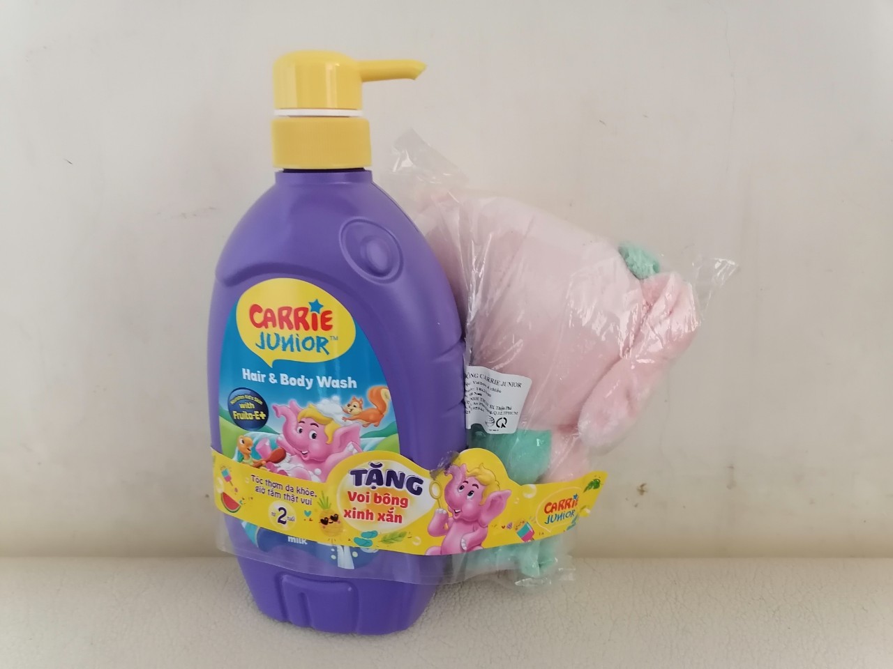 Sữa tắm gội cho bé carrie junior 700g + voi bông