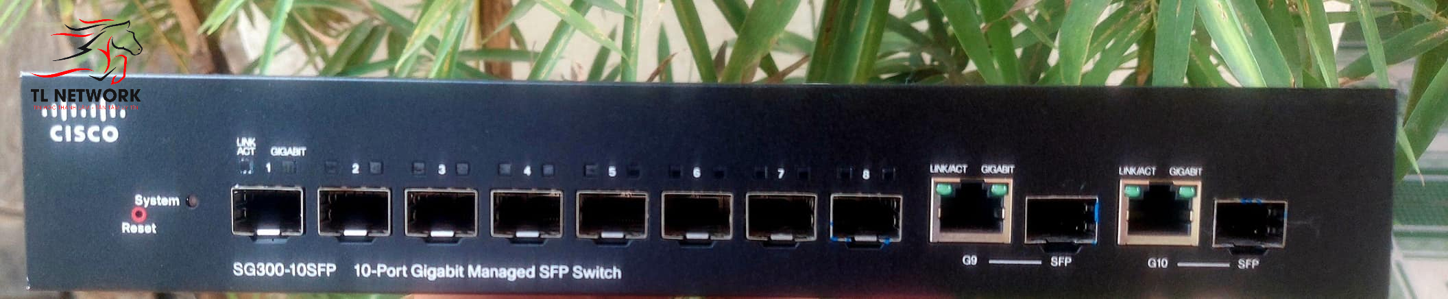 Switch Cisco SG300-10SFP-K9 gồm 8 Cổng quang Gigabit SFP và 2 Combo cổng