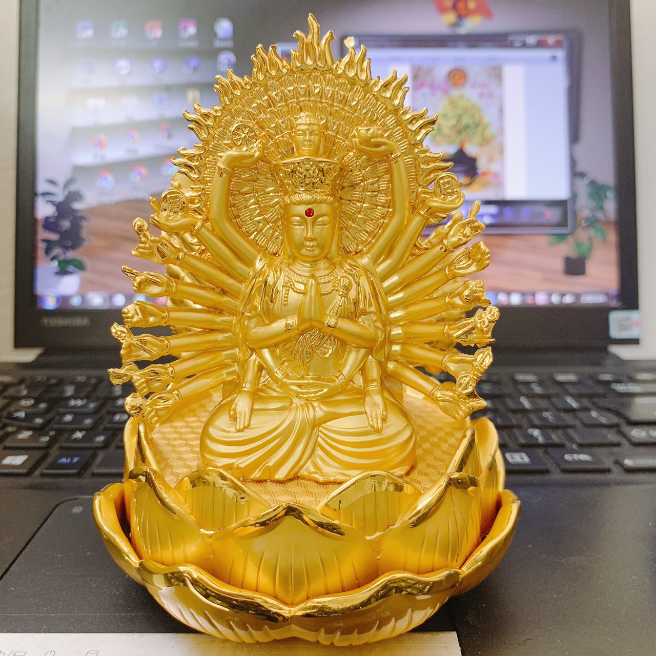 Nước Hoa Để Xe Hơi - Tượng Phật Bà Quan Âm Nghìn Tay Ngự Đài Sen