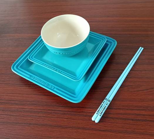 AI AN 29 - Bộ đĩa bát Le creuset sẹc tone, gồm 2 đĩa vuông 1 bát và 1 đũa màu hồng xanh đỏ cam, chất liệu gốm sứ