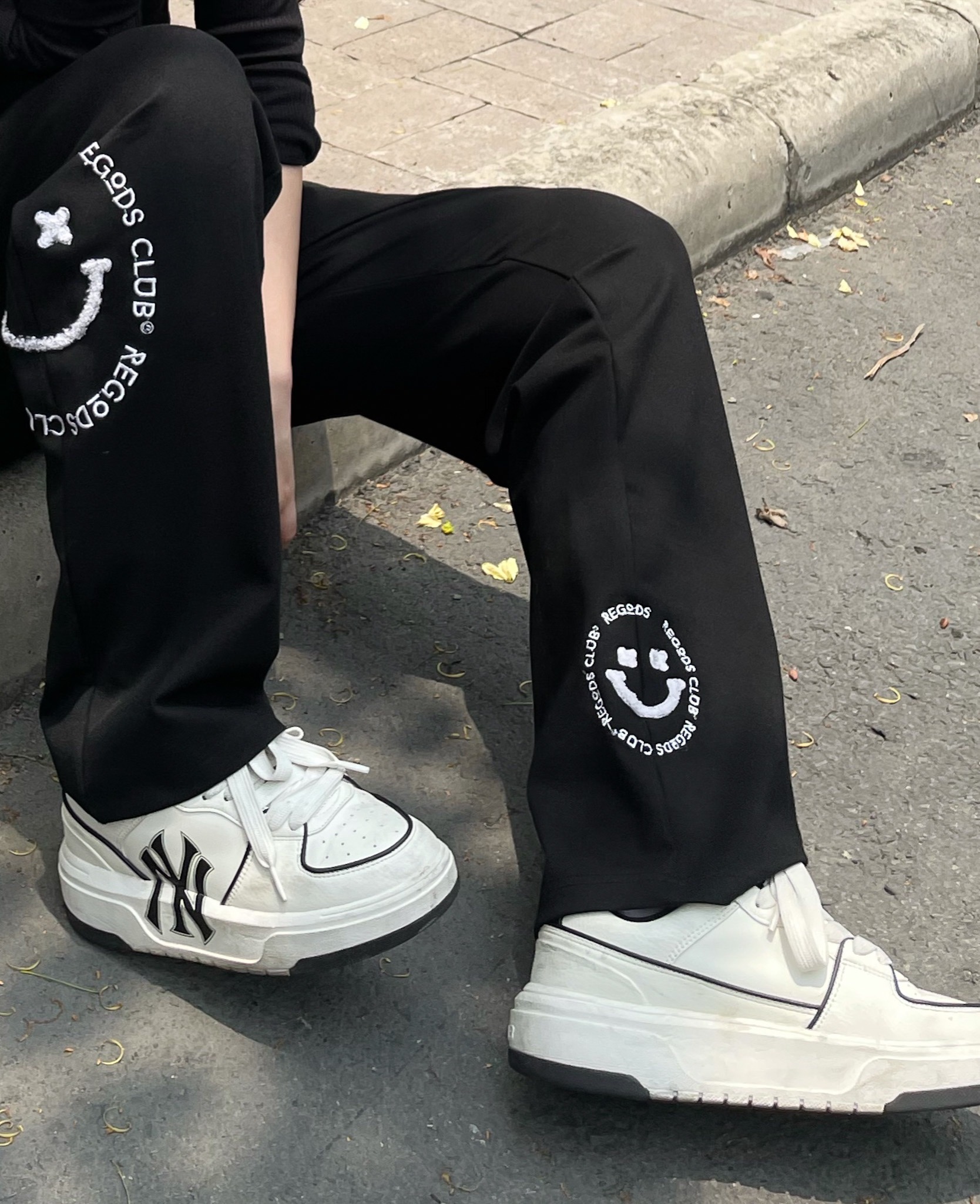 Quần dài Sweatpants thêu xù Smile Regods Unisex Form rộng