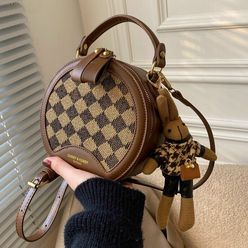 Túi trống tròn đeo chéo họa tiết ô vuông tặng kèm phụ kiện móc thỏ Xinh