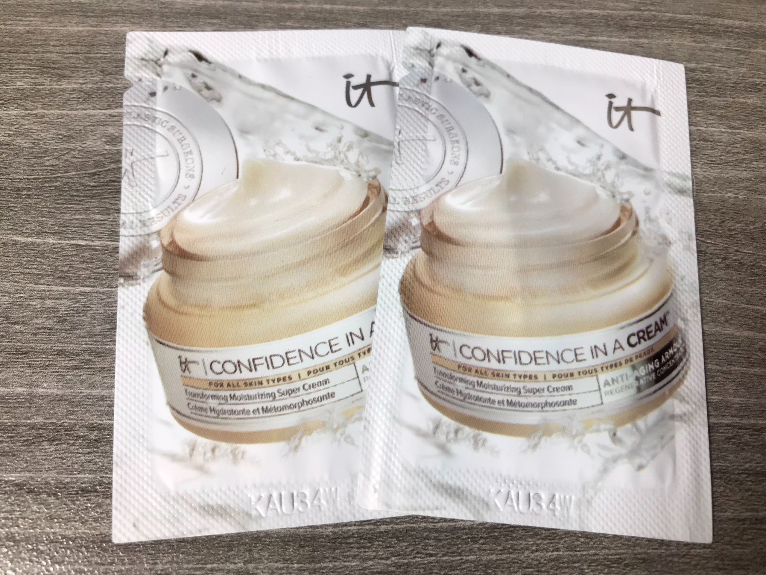 Kem dưỡng ẩm chống lão hóa It Cosmestic Confidence In A Cream - 1ml / 7ml