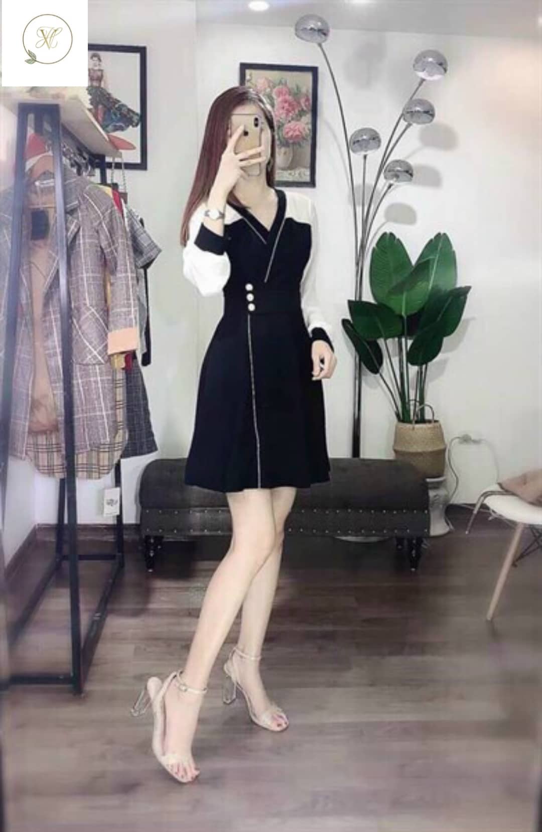 Đầm đen xòe phối tay trắng dài cổ V, eo ôm đính nút sang chảnh Hvy