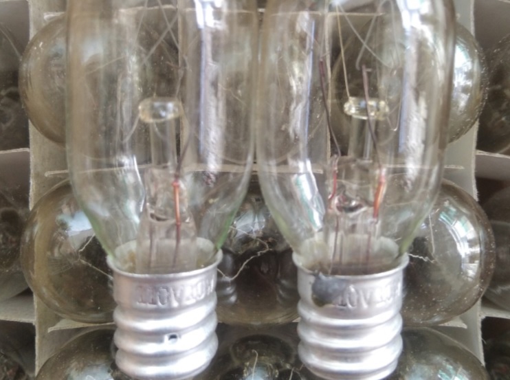 Bóng đèn sợi đốt 110V 10W đuôi xoáy 12mm E12