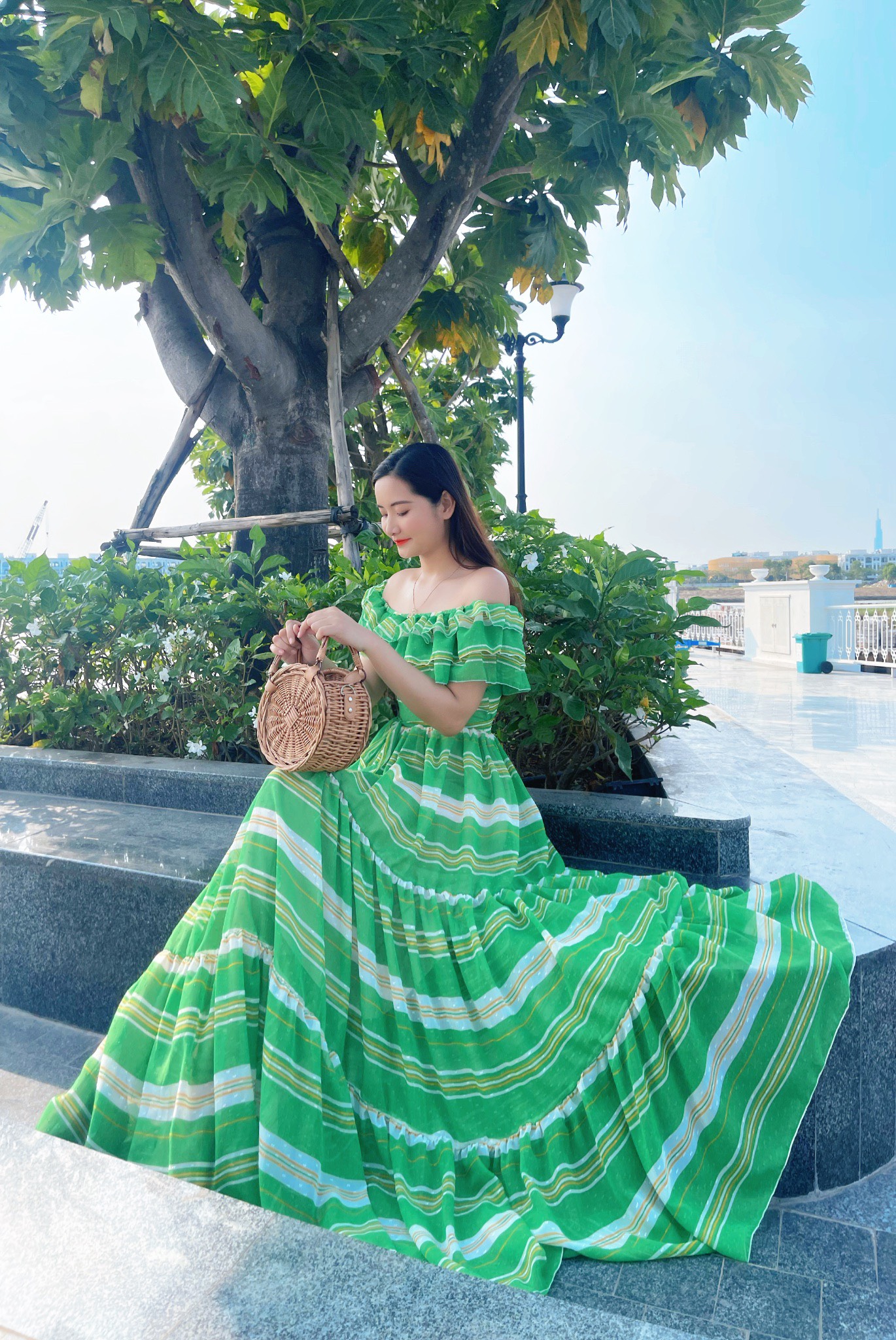 Đầm maxi trễ vai sọc xanh kèm đai eo