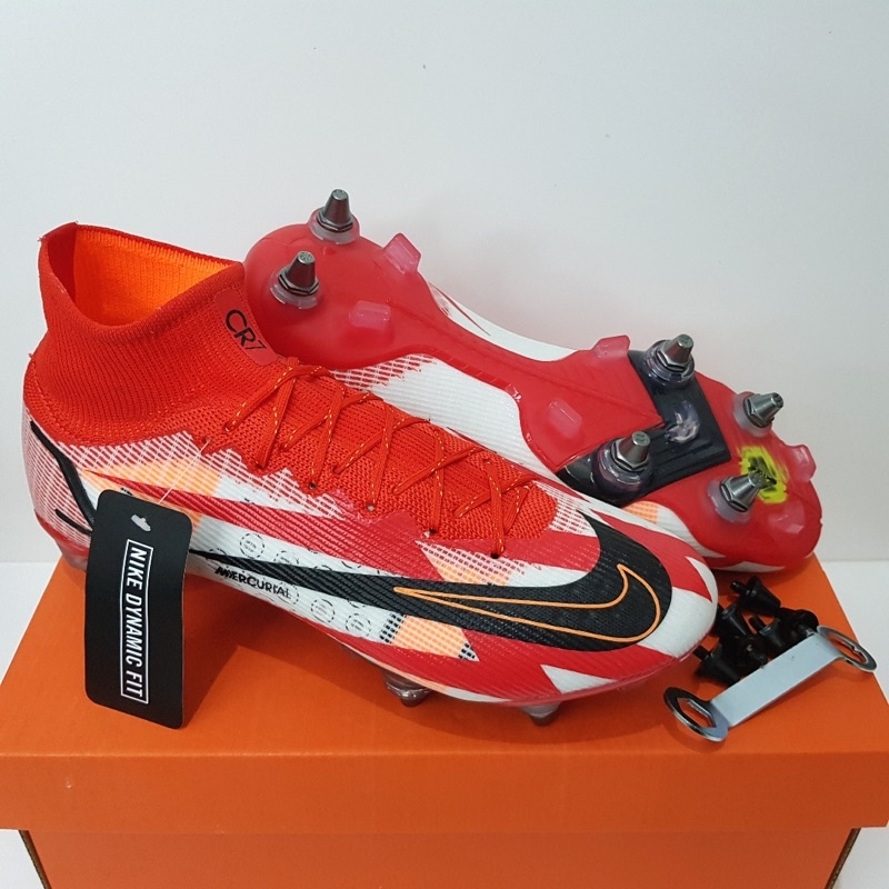 Red and gold hot sale cr7 football boots